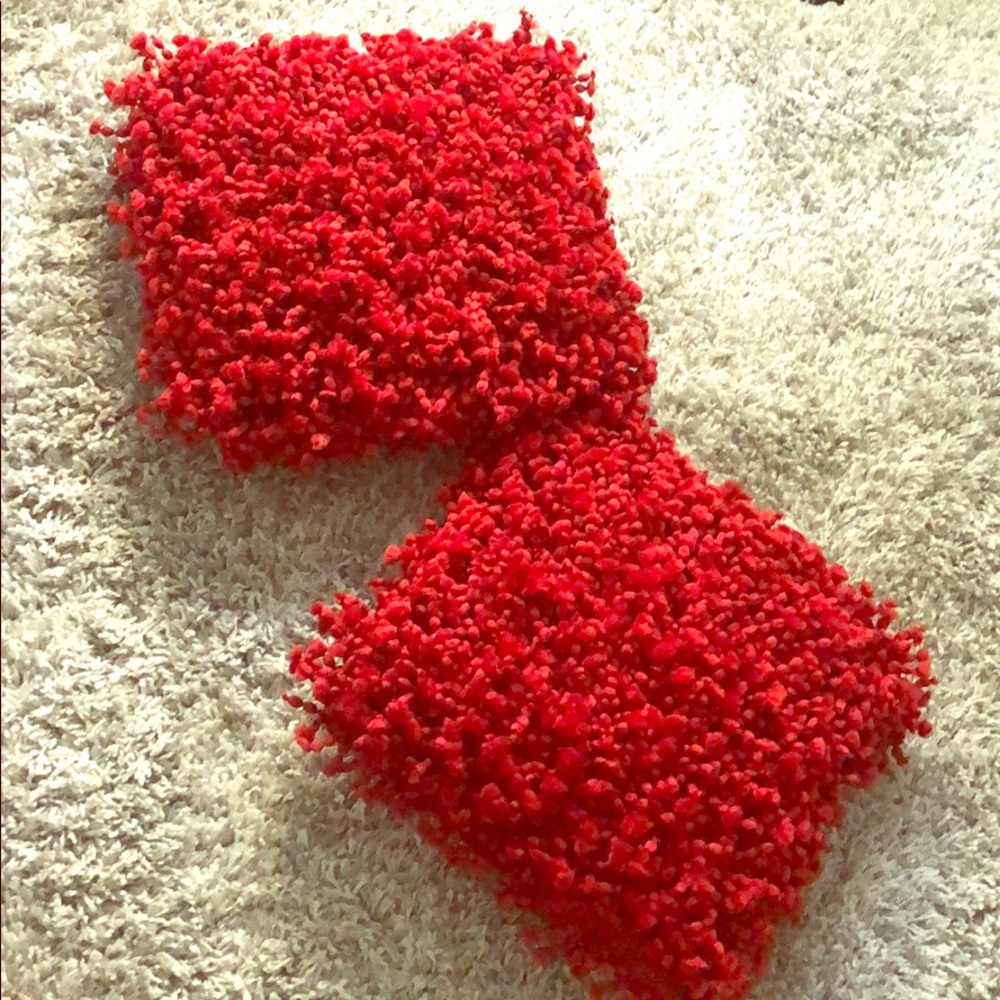 Red pillows - Picture 2 of 3